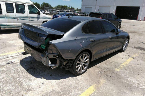 2020 Volvo S60 с пробегом 15 248 км