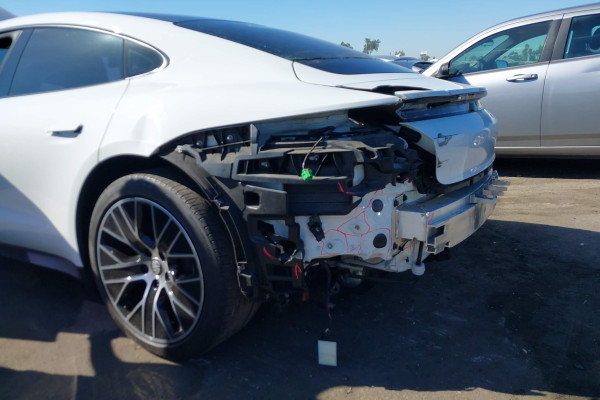 2021 Porsche Taycan с пробегом 24 752 миль