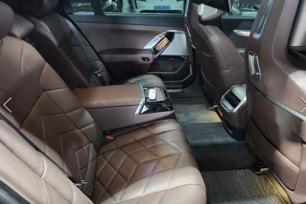 2023 BMW 7 серии с пробегом 10 000 км