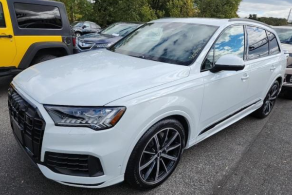 2021 Audi Q7 с пробегом 16 000 миль