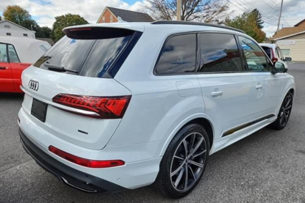 2021 Audi Q7 с пробегом 16 000 миль