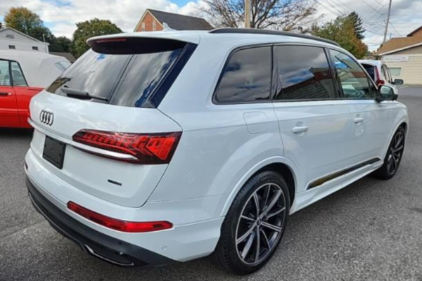 2021 Audi Q7 с пробегом 16 000 миль